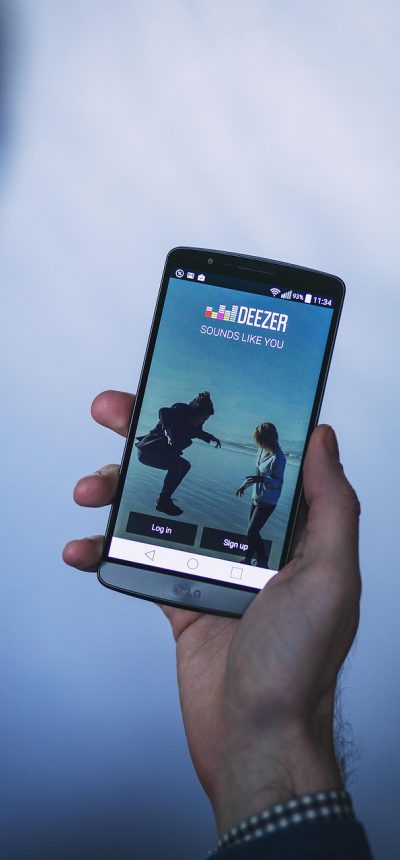 手机首页界面截图，深色背景上排列着导入文档、最近阅读和术语表三个入口，湖蓝色按钮在画面下方